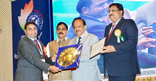 Rajeev-v-reciving-award-2.jpg